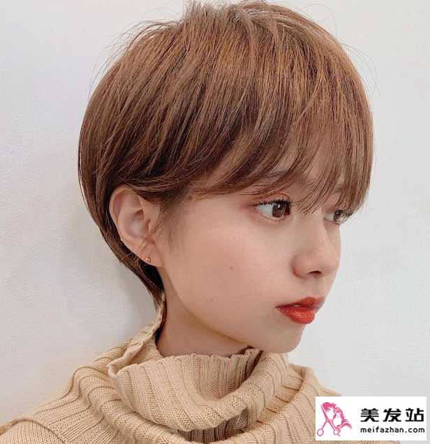 最新款短发发型女，小巷深处的时尚灵感与秘密图片分享